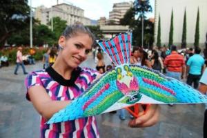 In Bogotá erfährt Frau Schlaumeier: Statt illegale Ware für die Mafia, verkaufen die Einwohner nun diese Vögel an Touristen.